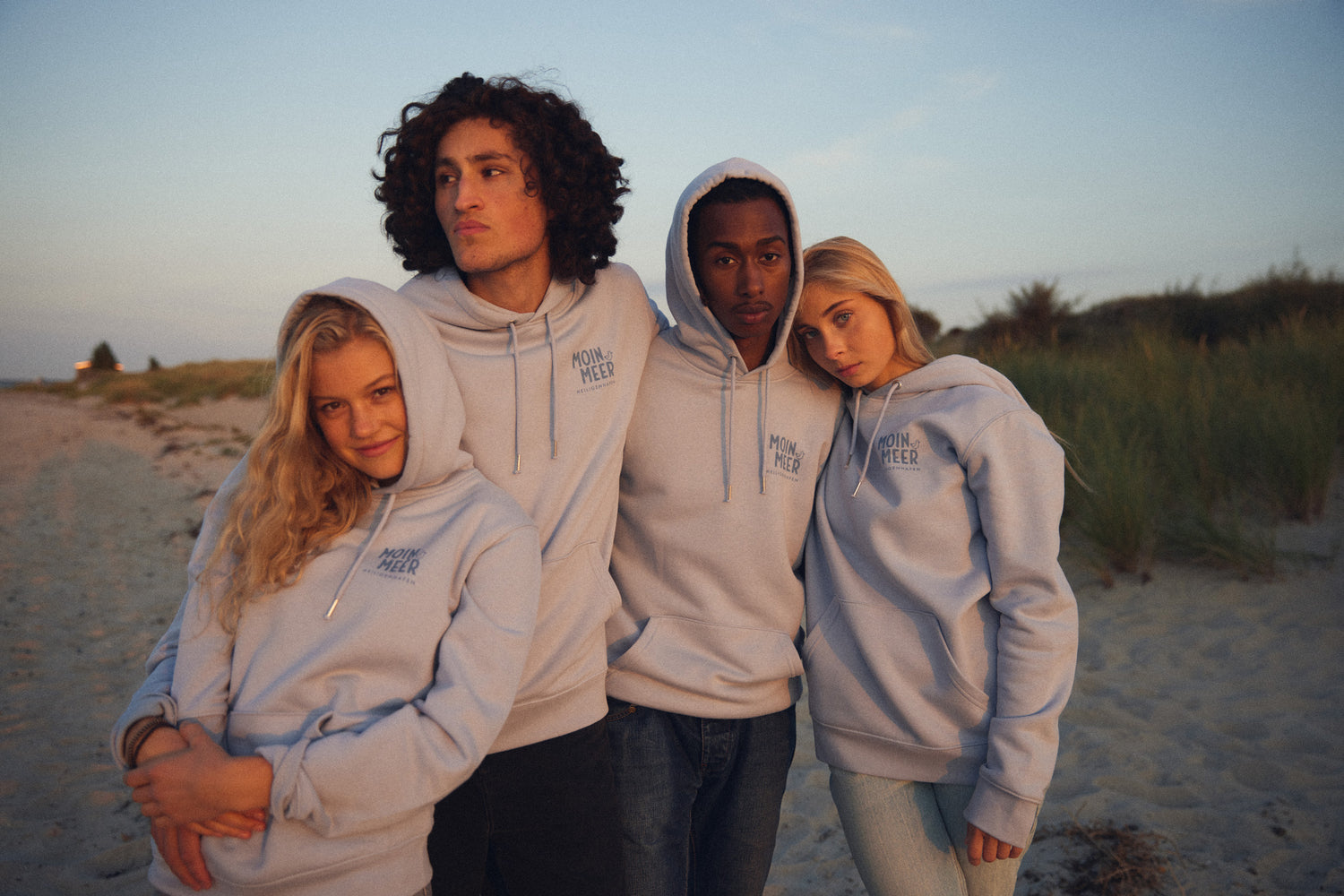 unisex Hoodie in grau-blau am Strand in Heiligenhafen