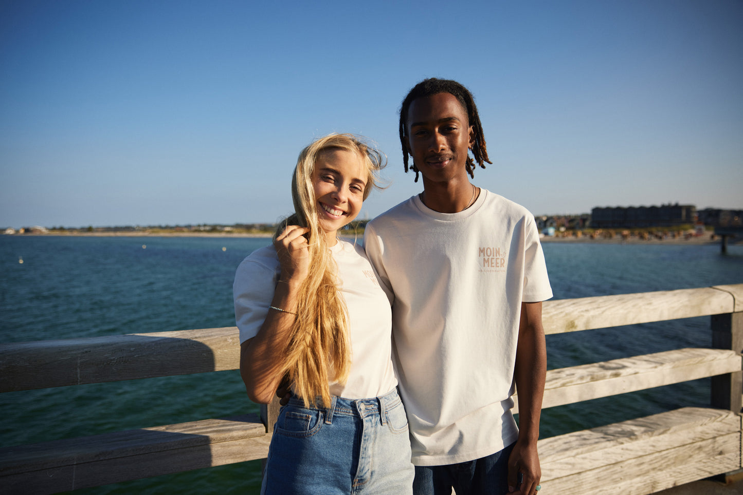 Lässig geschnittenes T-Shirt für Frauen und Männer, creme-weiß