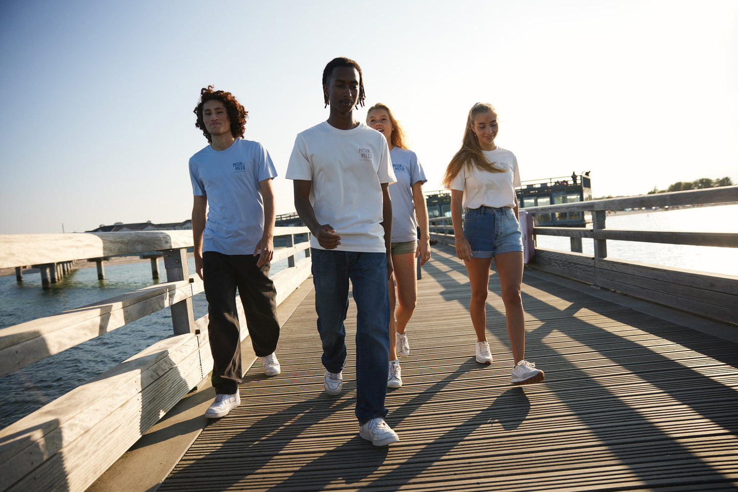 Lässig geschnittenes T-Shirt für Frauen und Männer, creme-weiß