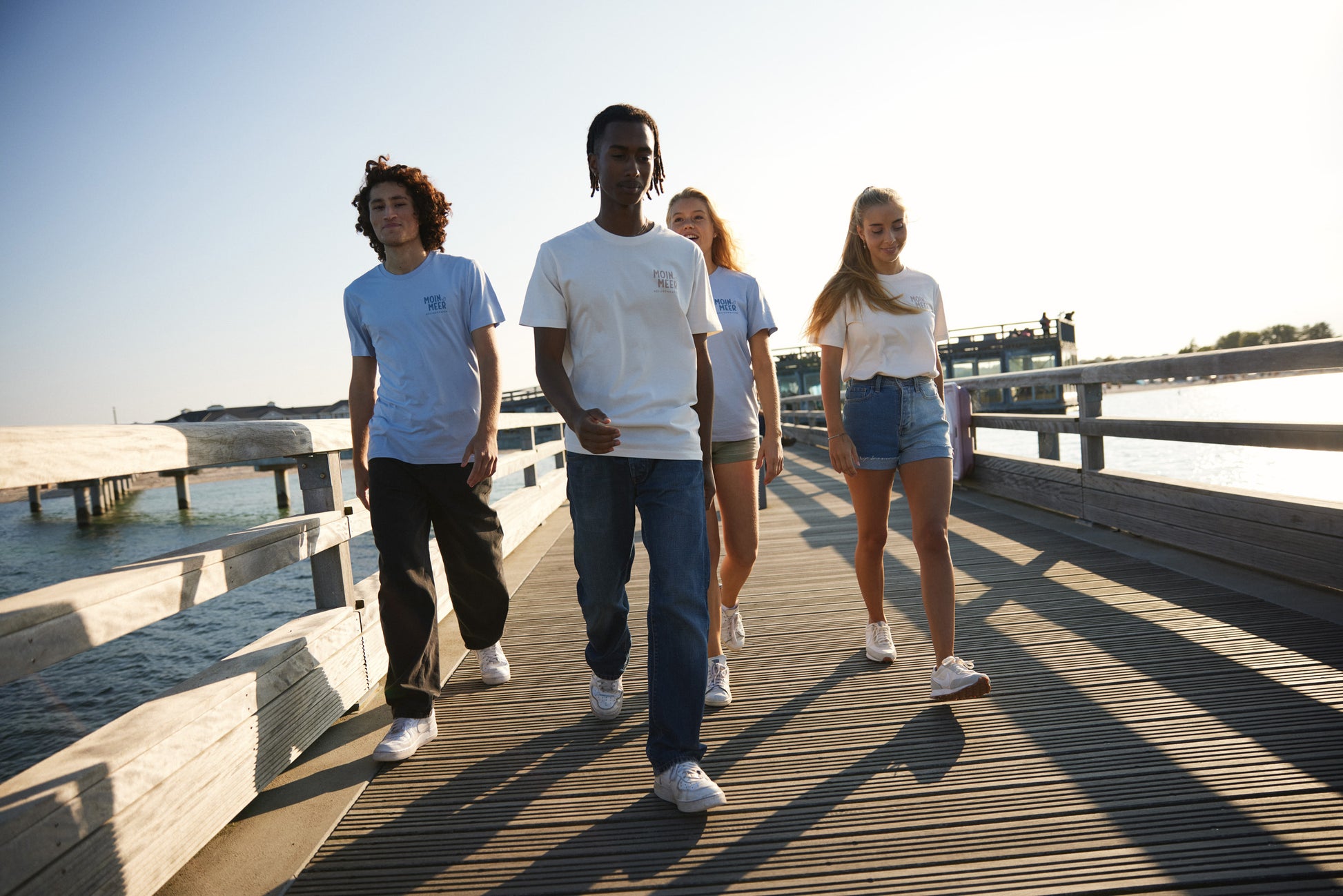 Lässig geschnittenes T-Shirt für Frauen und Männer, creme-weiß