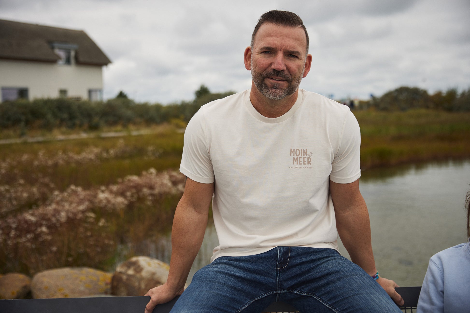 Lässig geschnittenes T-Shirt für Frauen und Männer, creme-weiß